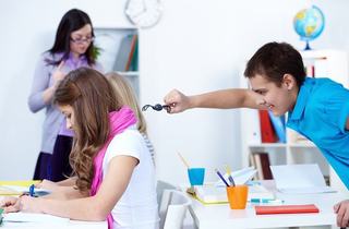 Glume de Halloween pentru copii: farse amuzante, accesorii creative si cum facem diferenta dintre distractie si bullying