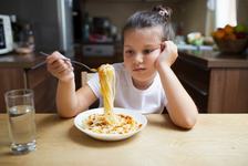 Cum depistezi tulburarile alimentare la copii si adolescenti. Semne care ar trebui sa iti dea de gandit