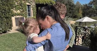 Meghan Markle a publicat o fotografie rara cu Lilibet. Chipul fetitei se vede partial