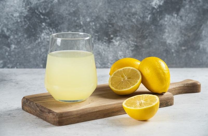 Apa cu lamaie in dieta: ce este mit si ce spun specialistii despre slabit, detoxifiere si beneficii