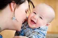 10 moduri de a interactiona cu bebelusul tau