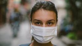 Masca medicala: "Purtata de un pacient sanatos nu aduce nicio protectie"