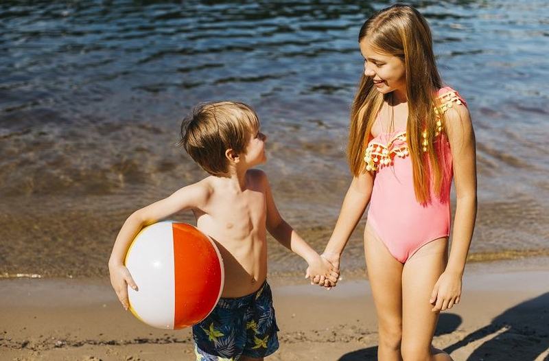 Costum de baie pentru copii: sfaturi utile pentru alegerea modelului potrivit