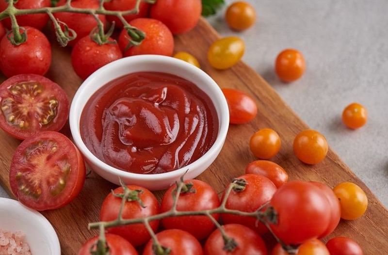 Reteta de ketchup de casa – sos de rosii delicios, natural si usor de preparat