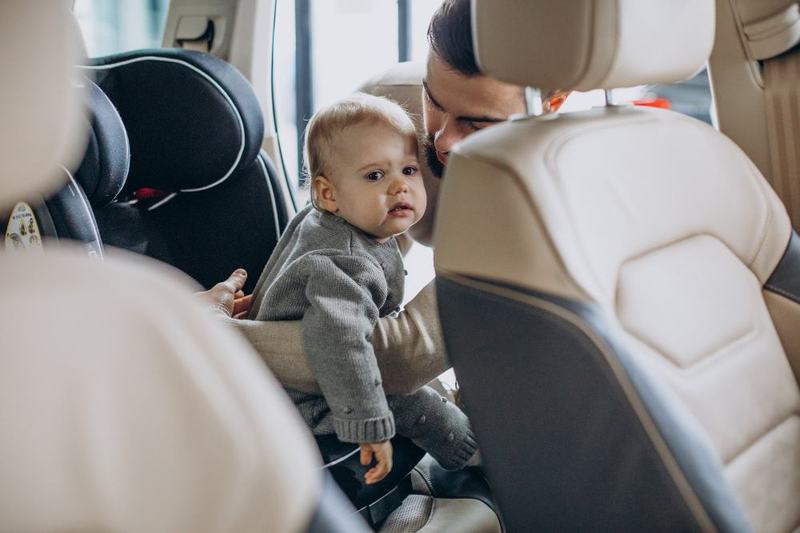 Sindromul bebelusului uitat: de ce unii parinti isi uita copiii in masina! Ti se poate intampla si tie!