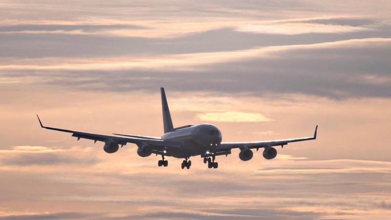 Primul zbor de repatriere din Dubai a plecat spre Bucuresti. O mama cu un bebelus de trei luni spune ca nu a fost anuntata