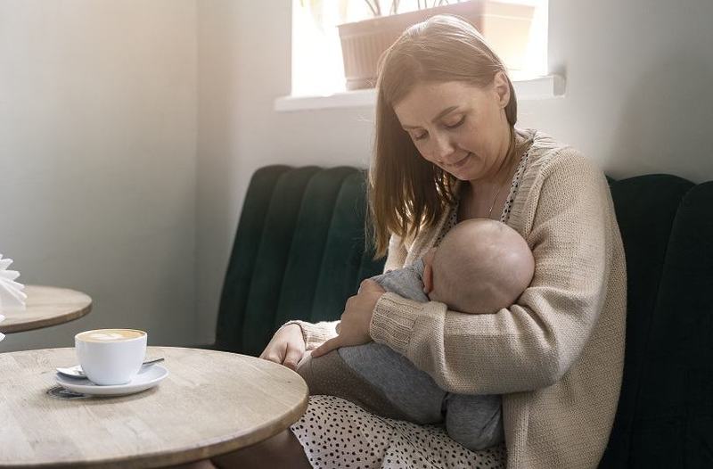 Alaptarea copilului in locuri publice: Sfaturi practice in sezonul rece