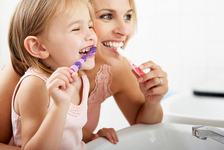 5 greseli frecvente ale parintilor care pot duce la aparitia cariilor dentare la copii