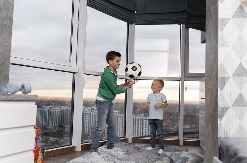 Frati cu diferenta de varsta de 3-4 ani: cum inveti copiii sa imparta jucariile si atentia parintilor