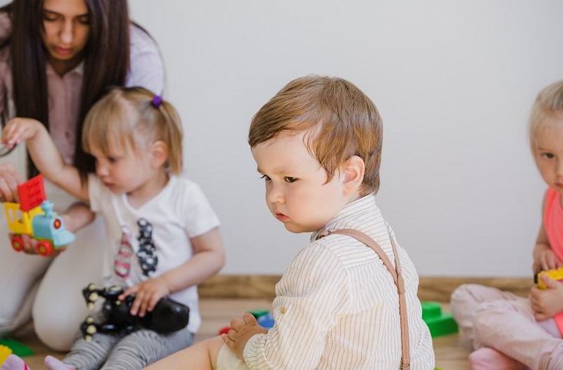Anxietatea de separare la 3 ani: de ce plange copilul cand este lasat la gradinita
