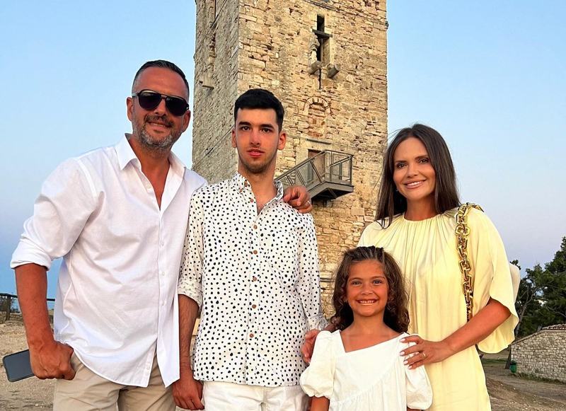 Madalin Ionescu despre sotia lui, Cristina Siscanu: „A renuntat la visele ei sau le-a amanat pentru a imi fi alaturi si pentru a-mi creste copiii”