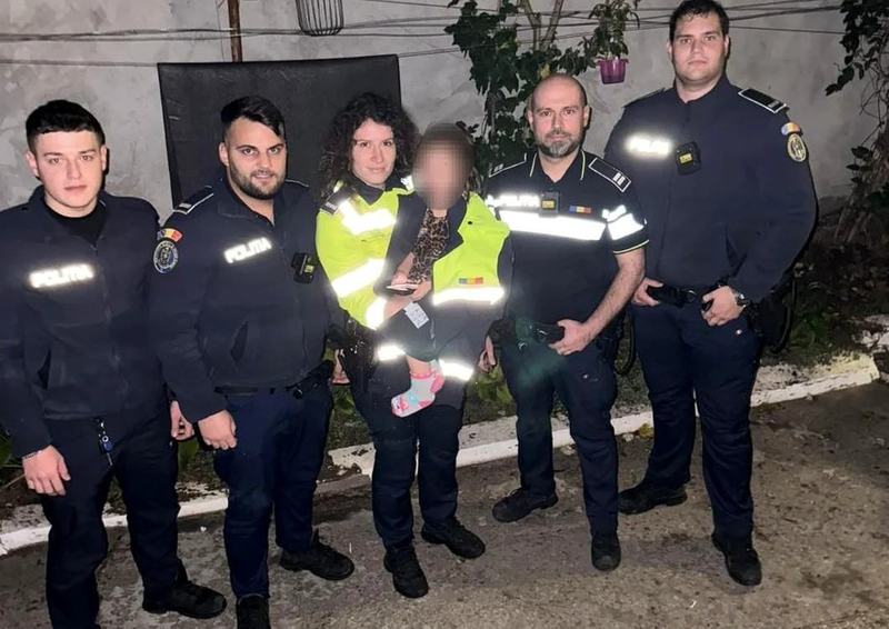 O fetita de trei ani, desculta si doar in rochie, gasita ratacind pe strada. Un trecator a observat-o si a sunat la 112