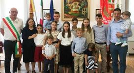 Familie de romani, cu 12 copii, a primit cetatenie in Italia. Primarul: “Acestia sunt noii italieni care contribuie la cresterea comunitatii noastre