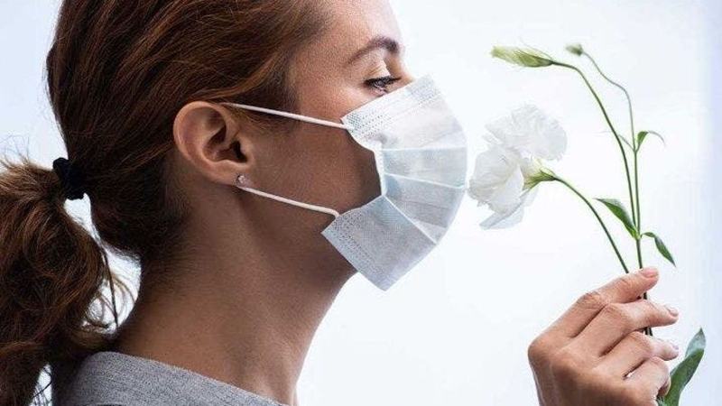 COVID-19: Pierderea gustului si a mirosului, simptom ce afecteaza mai mult femeile si tinerii