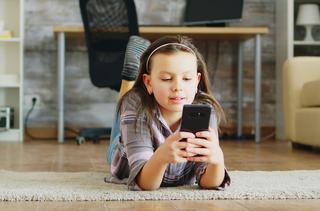 Studiu: telefon mobil favorizeaza obezitatea, depresia si problemele de vedere la copii