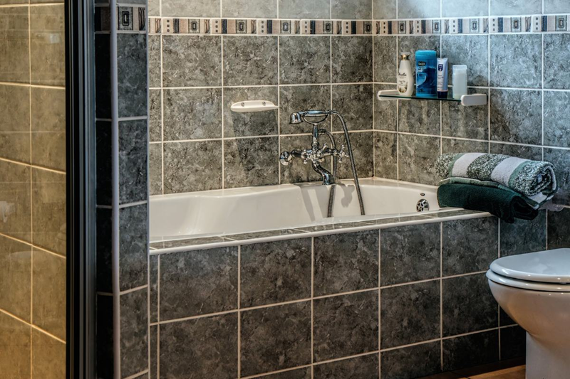 O mama si-a inecat copiii de 2 si 5 ani in cada, apoi i-a imbracat in pijamale si i-a pus in pat