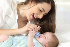 Este bine sa cureti suzeta bebelusului cu saliva ta?