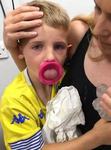 Un baietel a fost la un pas de moarte dupa ce i-a ramas limba blocata in sticla de apa