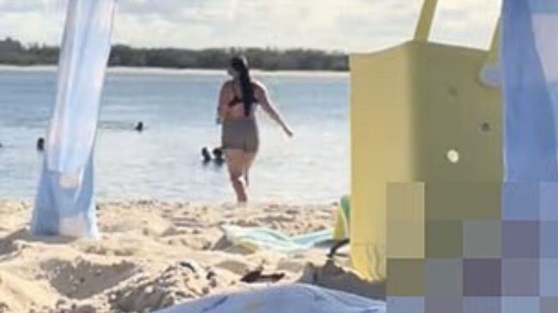 O influencerita a starnit revolta pe TikTok dupa ce si-a lasat bebelusul singur pe plaja si a intrat in mare. Imaginile au devenit virale