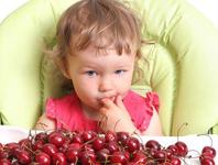 Cand introducem ciresele in alimentatia copilului