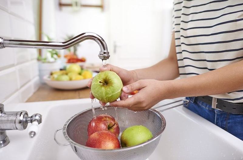Cum speli corect fructele si legumele pentru a reduce pesticidele: rolul bicarbonatului