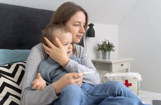 Febra la copii: cand trebuie sa ramana acasa si dupa cate zile poate reveni la gradinita