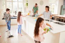 De ce este bine sa ii implici pe copii in treburile casnice