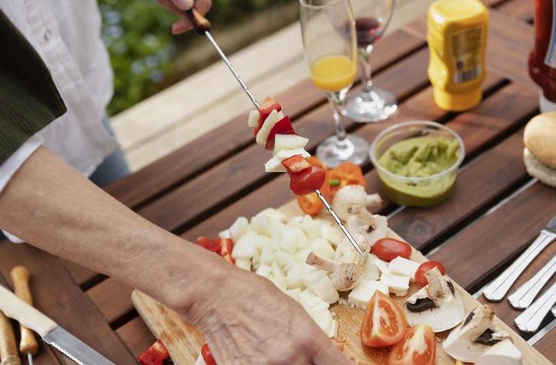 Idei pentru gratar pe gustul tuturor: halloumi, legume si fructe delicioase