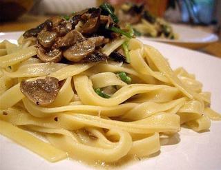 Tagliatelle cu sunca si ciuperci