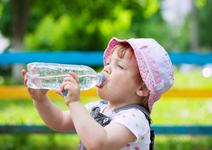 Cum sa-ti hidratezi bebelusul in timpul verii. Cata apa trebuie sa bea in functie de varsta si greutate