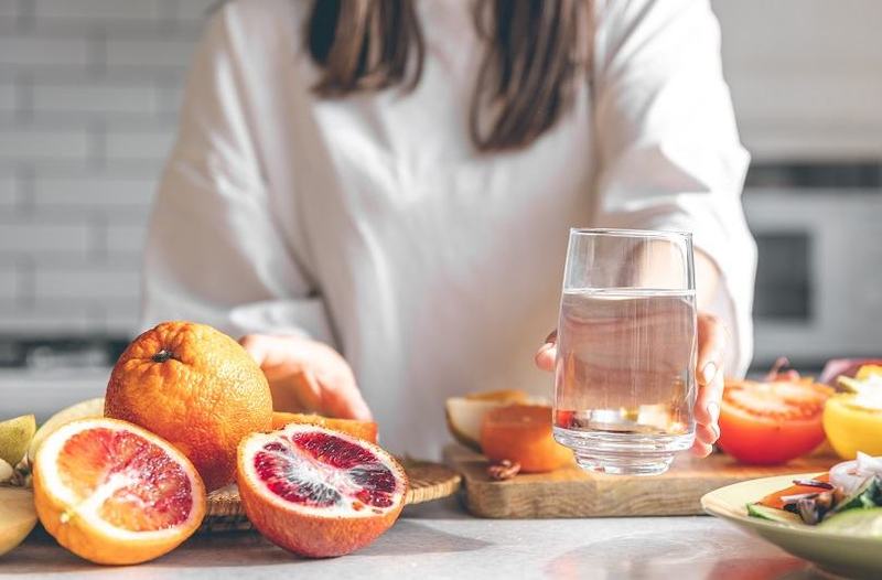 Cum scapi de retentia de apa: cauze, simptome si schimbari simple in alimentatie si stil de viata