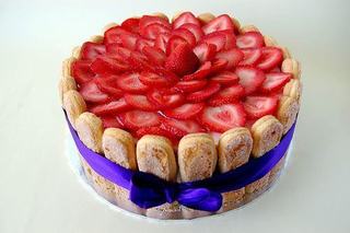 Tort cu capsuni si crema de iaurt