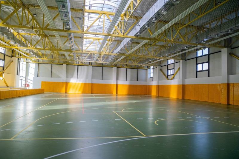 Doi elevi de 7 ani au ajuns la spital dupa un incident petrecut la ora de sport. O banca depozitata in vestiar a cazut peste ei