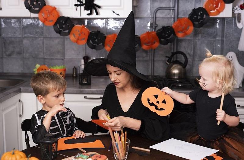 Cand incepi decorarea de Halloween: idei simple si activitati pentru copii