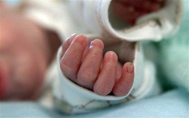 Bebelus de trei saptamani, gasit mort in patut de parinti. Ce au observat pe fata micutului
