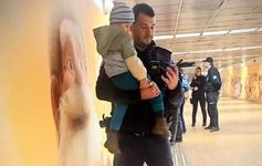 Panica la metrou Unirii,...