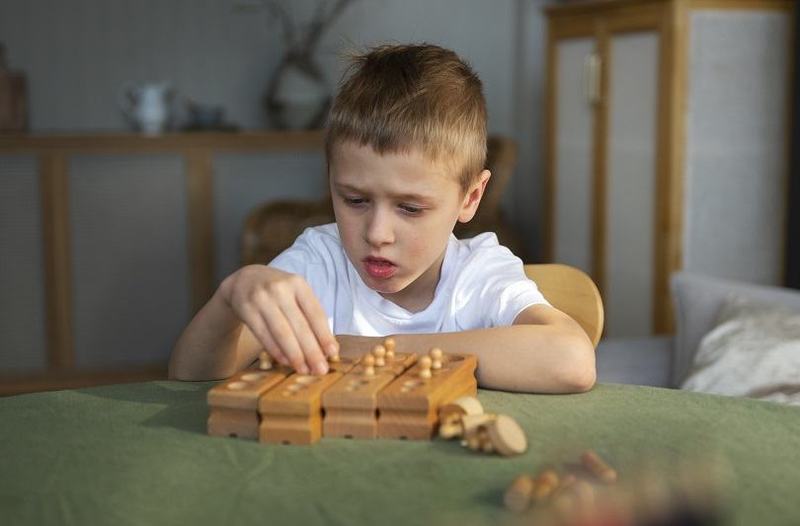 Copiii cu autism si IQ peste medie: cum sa ii ajuti sa se integreze in scoala