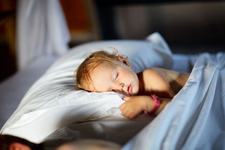 8 motive sa NU creezi o rutina de somn copilului