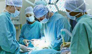 Medici din Anglia vin sa opereze un bebelus din Cluj. Cei romani sunt in concediu