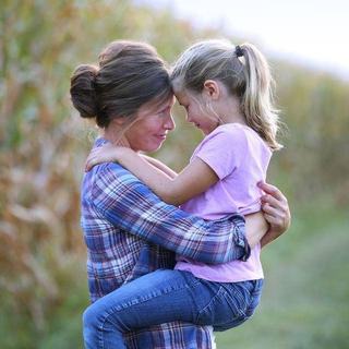 Aceste fraze cu "BUNA INTENTIE" iti pot rani foarte mult fiica, EVITA-LE!