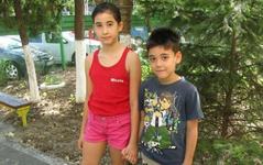 Doi copii traiesc sub cerul...