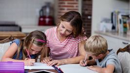 STUDIU Cat de mult ajuta la succesul scolar implicarea parintilor la efectuarea temelor