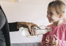Cum convingi copilul sa bea suficienta apa. Trucuri pe care toate mamele ar trebui sa le stie in sezonul cald