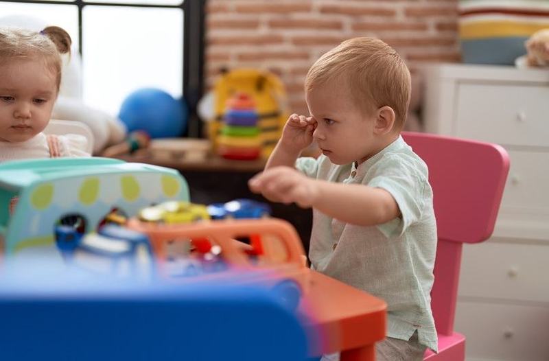 Acomodarea blanda la gradinita: Cum gestionam vinovatia si crizele de plans