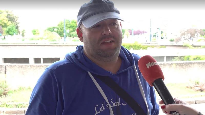 Un barbat spune ca traieste mai bine dupa ce a renuntat la job ca sa adune sticle: 