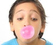 Guma de mestecat previne infectiile urechii la copii