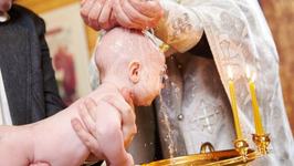 Sfantul Sinod a hotarat: ritualul botezului nu se schimba! Bebelusii vor fi in continuare scufundati total