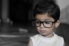 Cum iti dai seama cand copilul are nevoie de ochelari. Metoda „cucu-bau” poate fi edificatoare