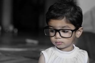 Cum iti dai seama cand copilul are nevoie de ochelari. Metoda cucu-bau poate fi edificatoare