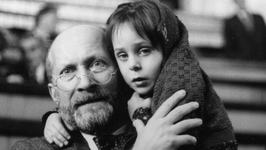 10 principii de educatie ale celebrului Janusz Korczak. "Iubeste-ti copilul in orice ipostaza"